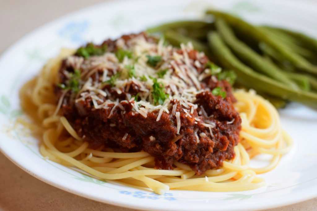 Spaghetti with sauce and green beans