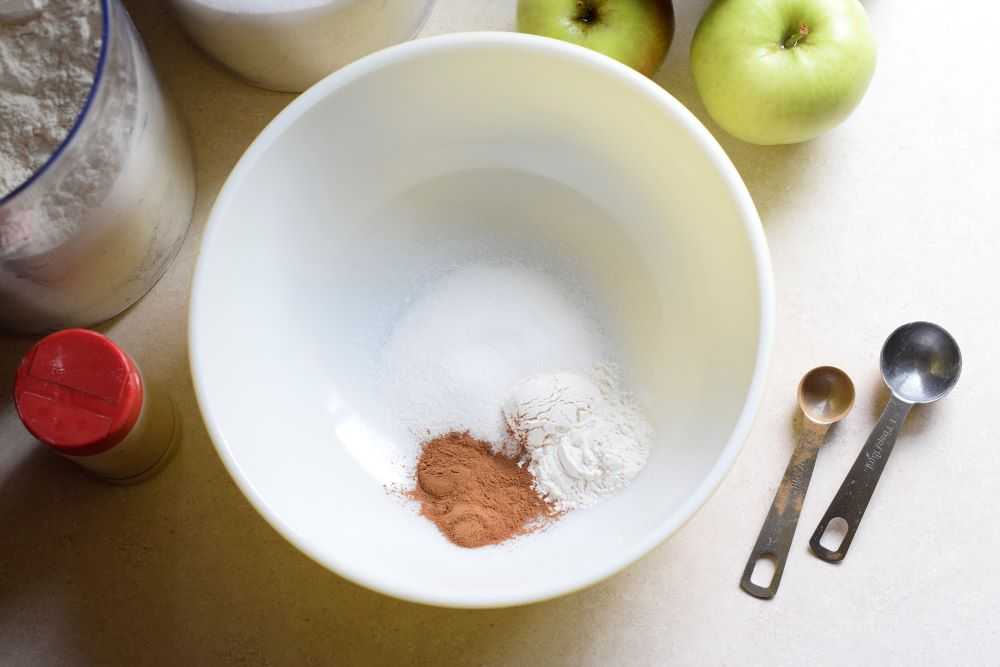 mix the sugar, flour, and cinnamon in a bowl.