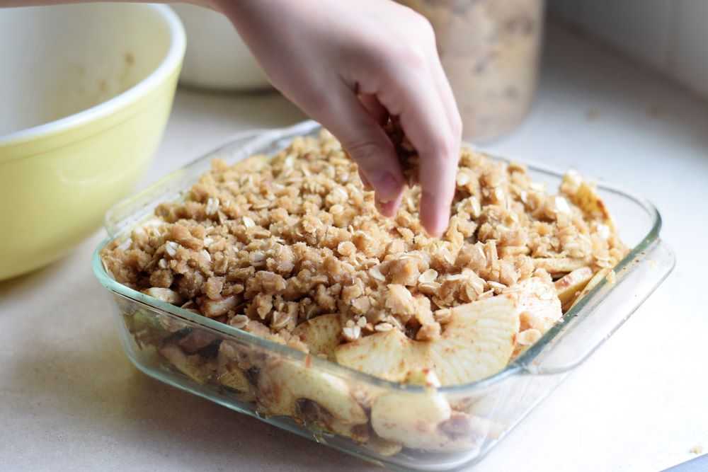 Sprinkle the topping on apple crisp