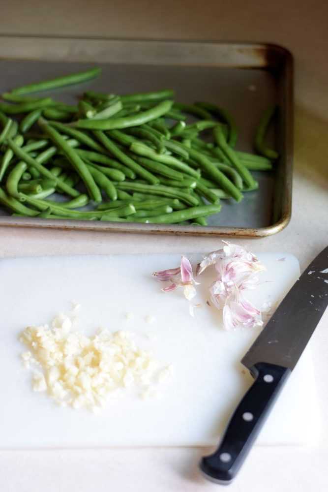 Green beans with chopped garlic.