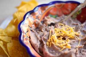 Refried beans with chips
