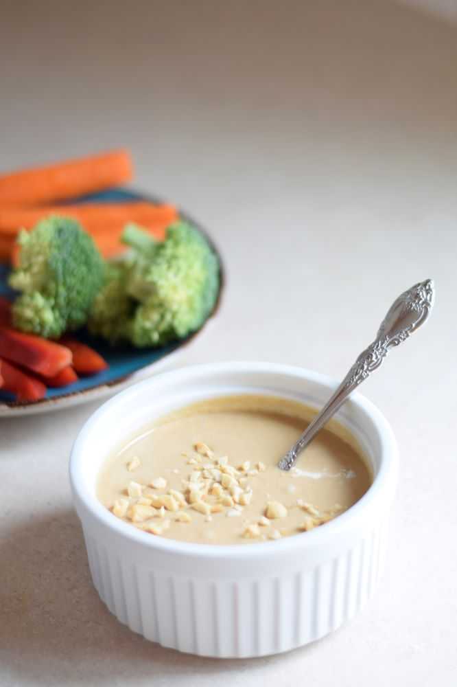 Peanut sauce with raw vegetables